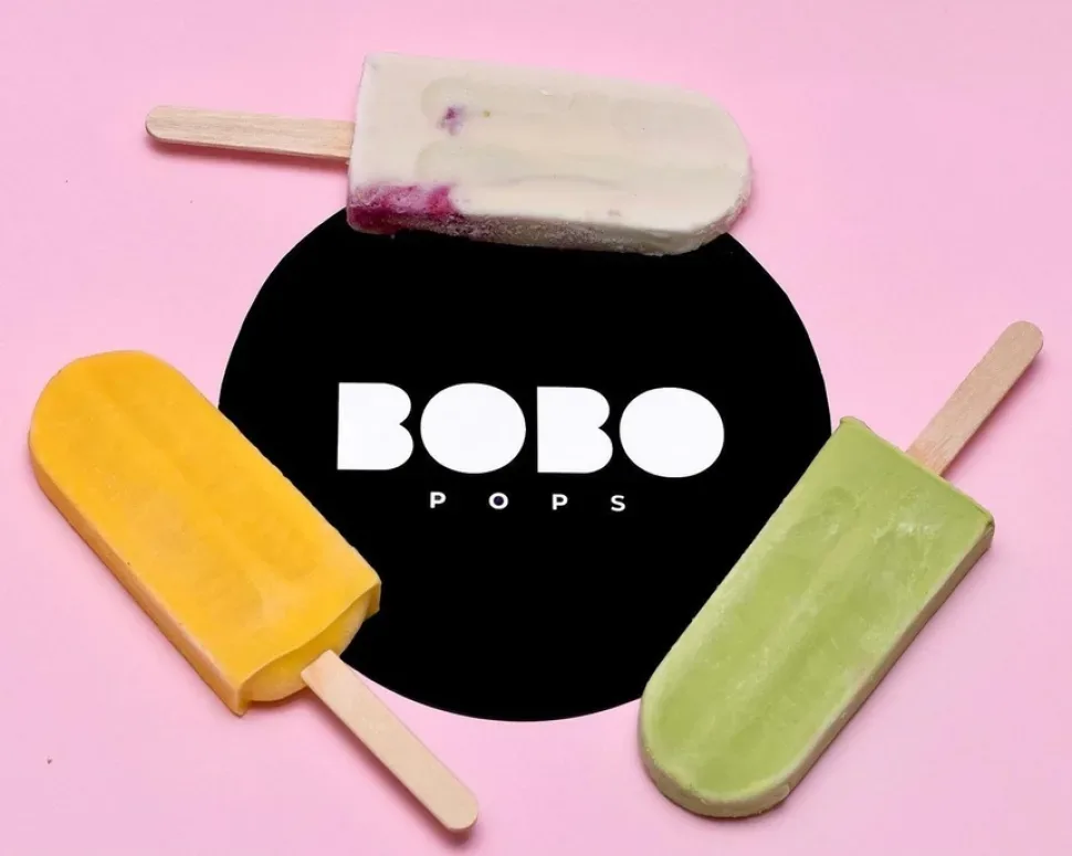 Три эскимо на палочке вокруг логотипа Bobo Pops как приз мороженого Три эскимо на палочке вокруг логотипа Bobo Pops как приз мороженого