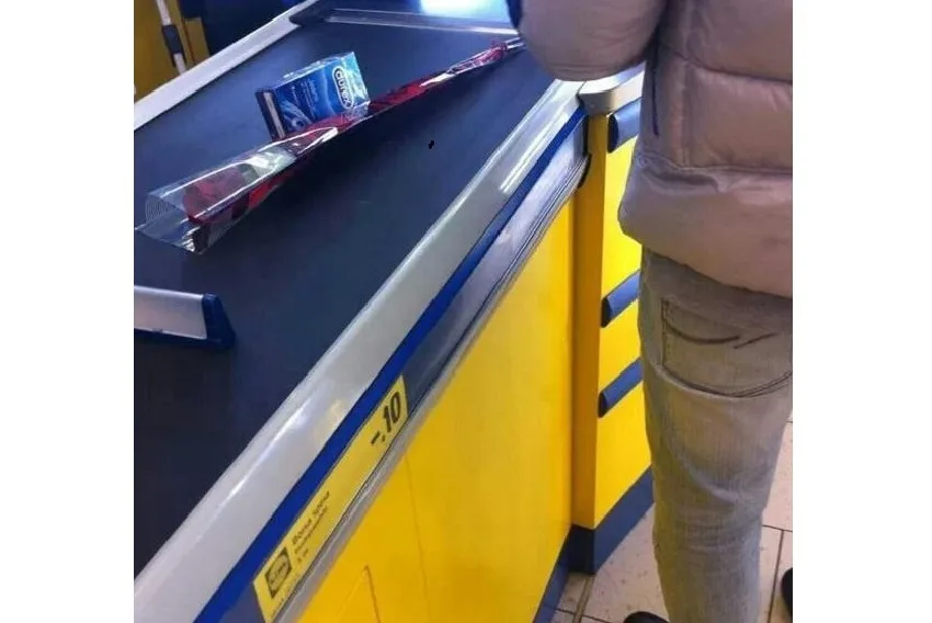 Кассовая лента с купленной одинокой розой и кондомом на ней