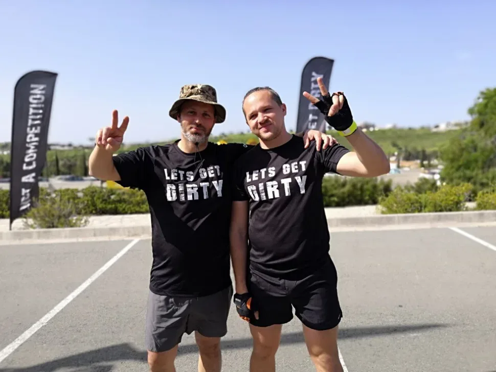 Двое участников Legion Run в футболках «Lets Get Dirty» на стартовой площадке