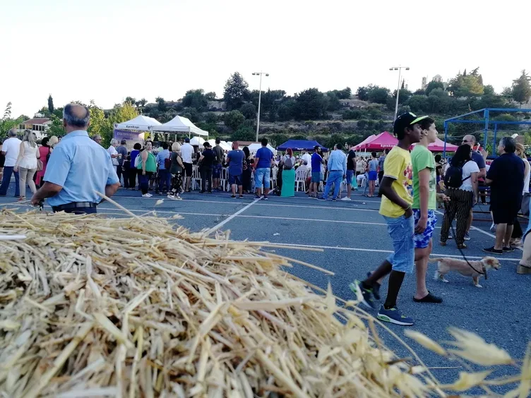 Пастух играет на дудочке, рядом люди и помощники