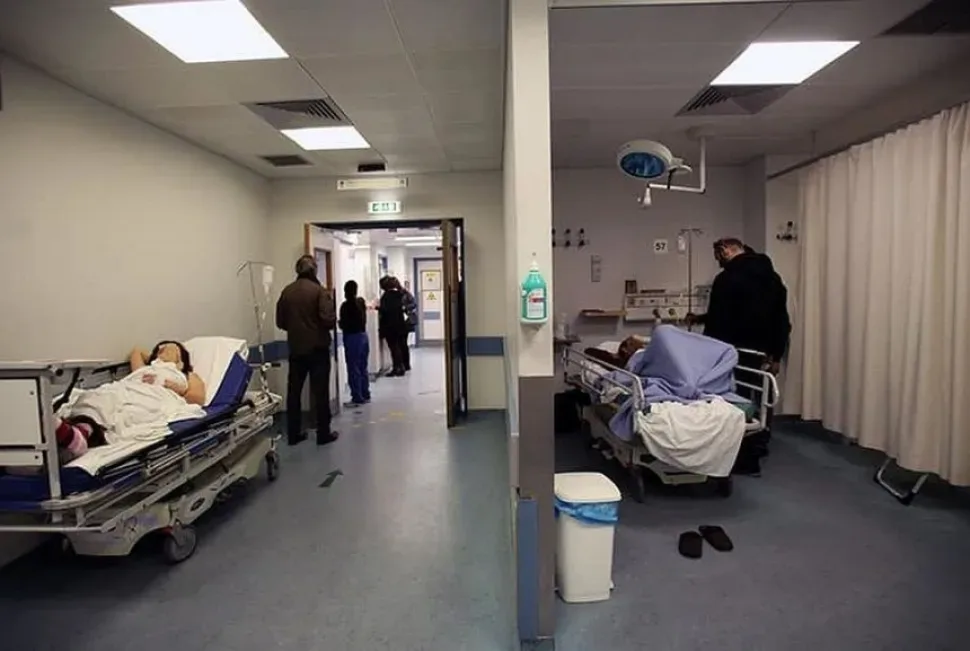 Койки и пациенты в приёмном отделении госпиталя на Кипре