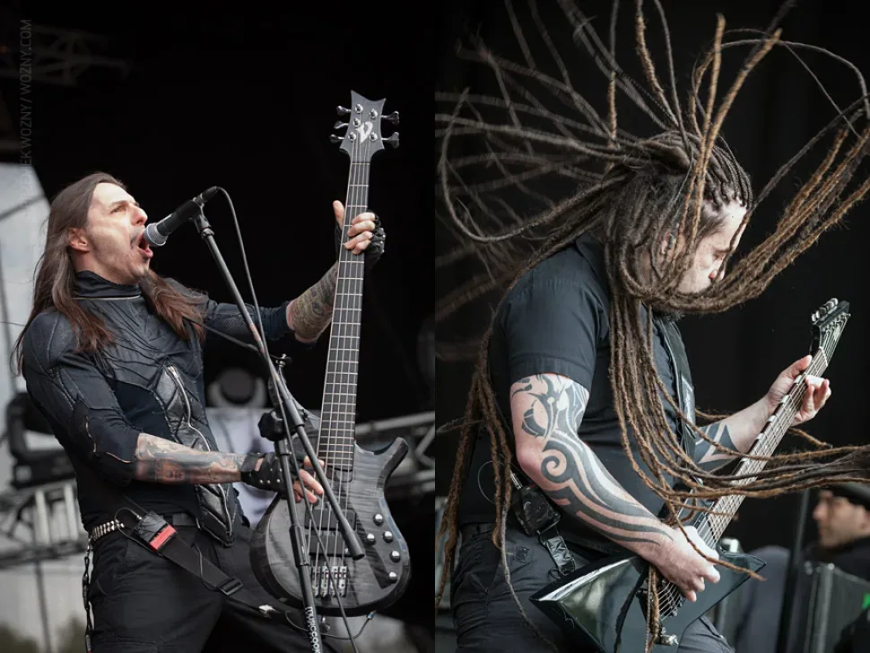 Два музыканта Septicflesh играют на фестивальной сцене в энергичном хэдбэнге