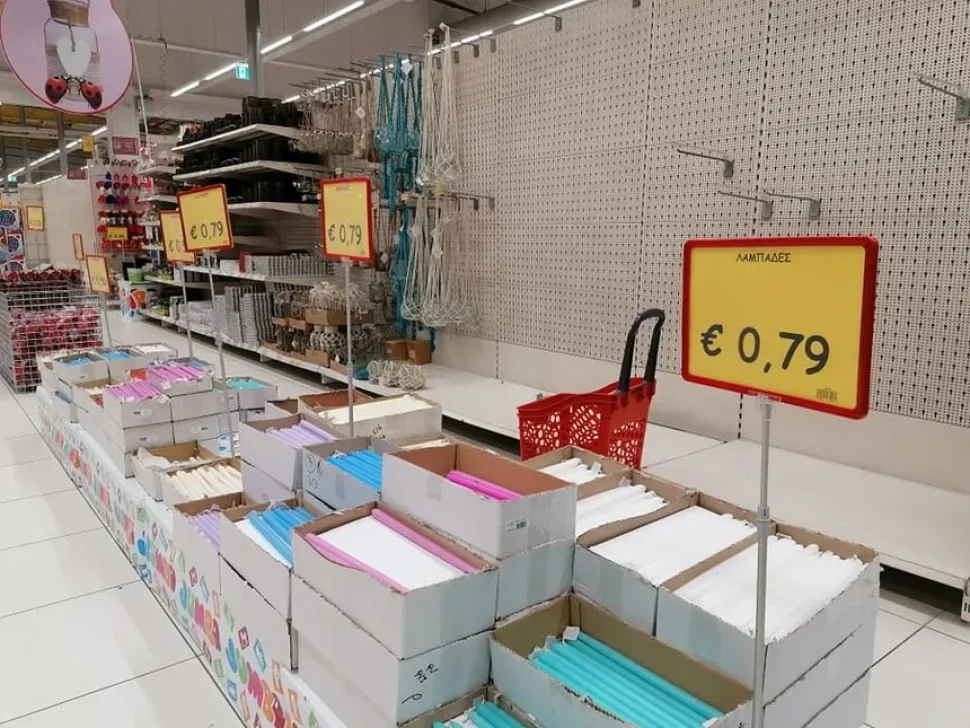 Пустые стеллажи и тележки в отделе Jumbo