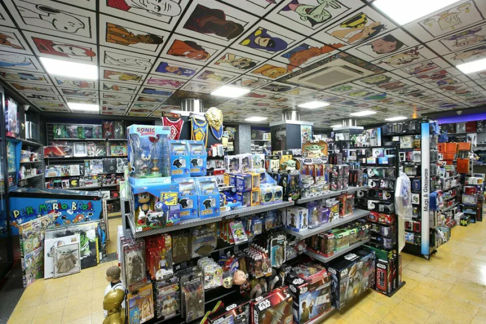 Интерьер POW! The Shop с полками мерча и коллекционными фигурками