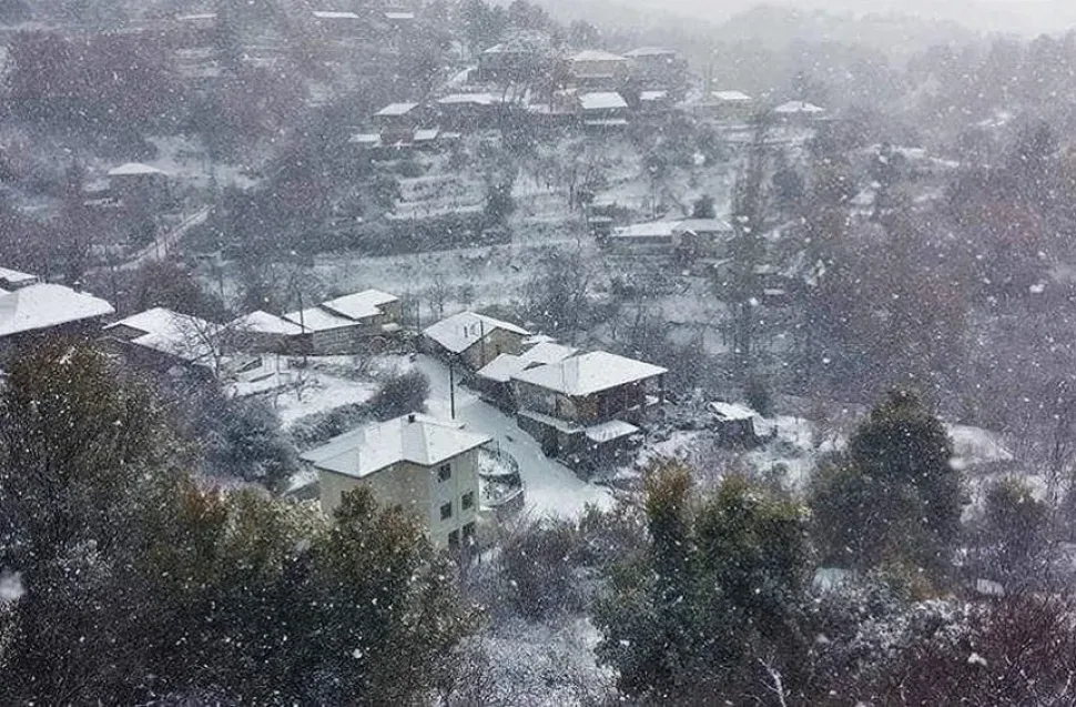 Панорамный вид на Киперунду с крышами и винодельней, фото Kyperounda Winery