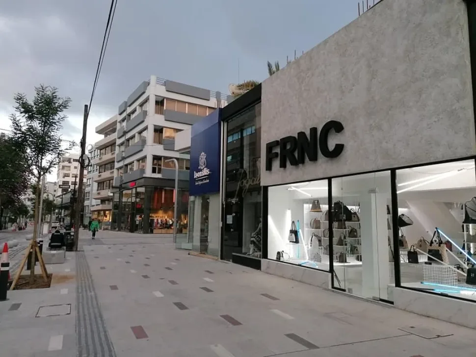 Улица с редкими прохожими и бутиками FRNC и другими