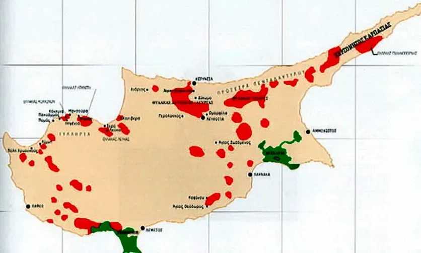 Стол с изъятым оружием ЭОКА-Б после конфискации в 1974 году