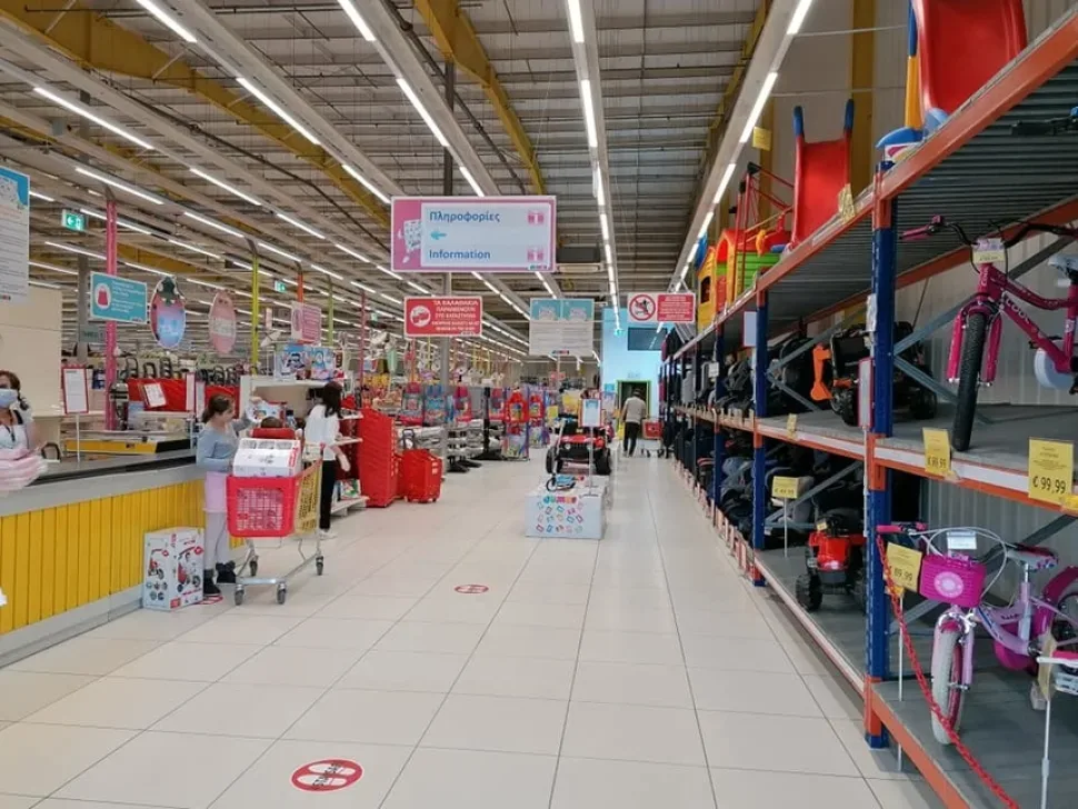 Внутри Jumbo видны пустые проходы и игровые товары