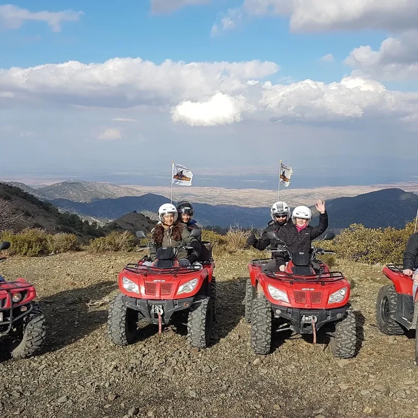 Группа людей на красных квадроциклах на горной вершине от Agross Safari Группа людей на красных квадроциклах на горной вершине от Agross Safari