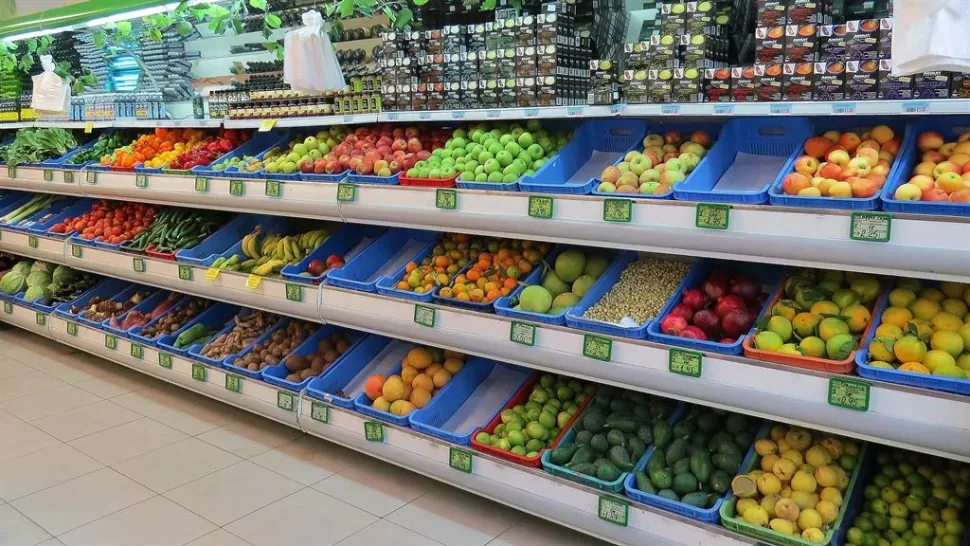 Овощной и фруктовый отдел супермаркета с аккуратно уложенными лотками