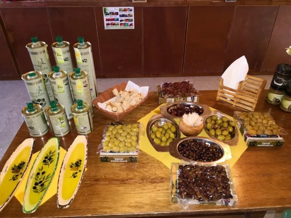 Ряды банок и бутылок оливкового масла на витрине магазина при ферме Ряды банок и бутылок оливкового масла на витрине магазина при ферме