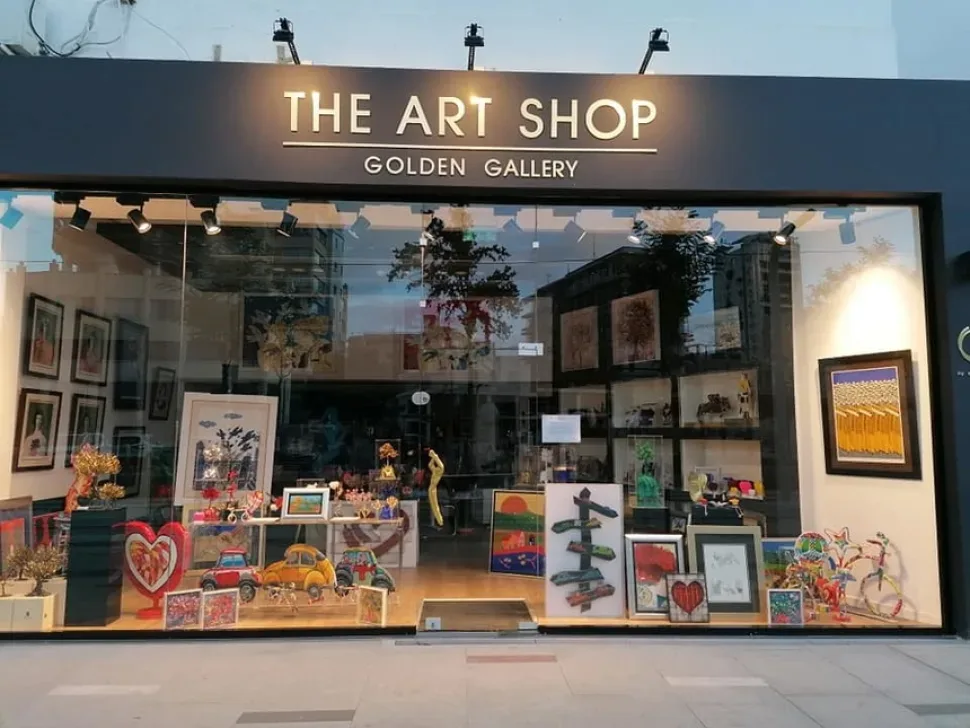 Витрина галерейного магазина The Art Shop с картинами