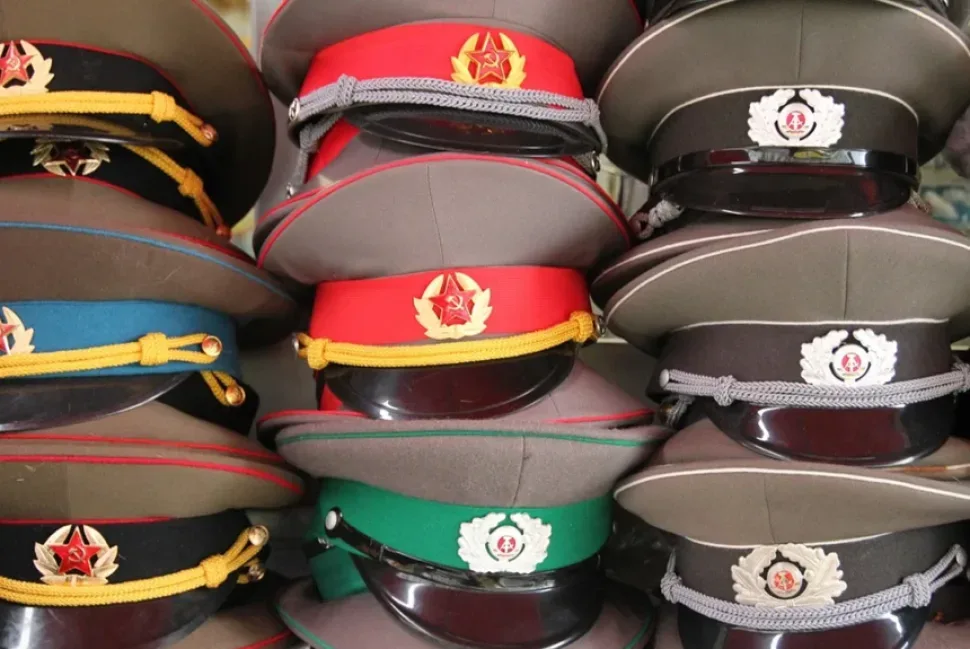 Стопка советских армейских фуражек с кокардами разных родов войск Стопка советских армейских фуражек с кокардами разных родов войск