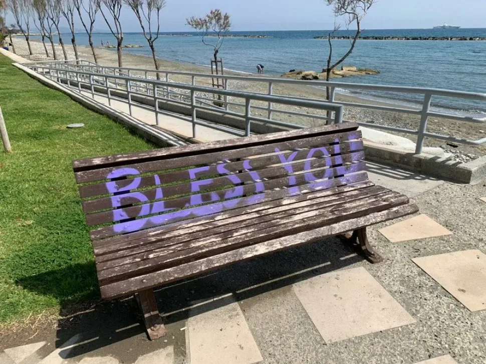 Пустая скамейка с надписью BLESS YOU у моря во время карантина Пустая скамейка с надписью BLESS YOU у моря во время карантина