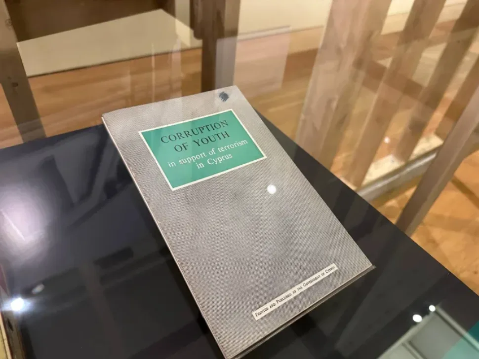 Маленькая книжка‑брошюра «Corruption of Youth» в музейной витрине