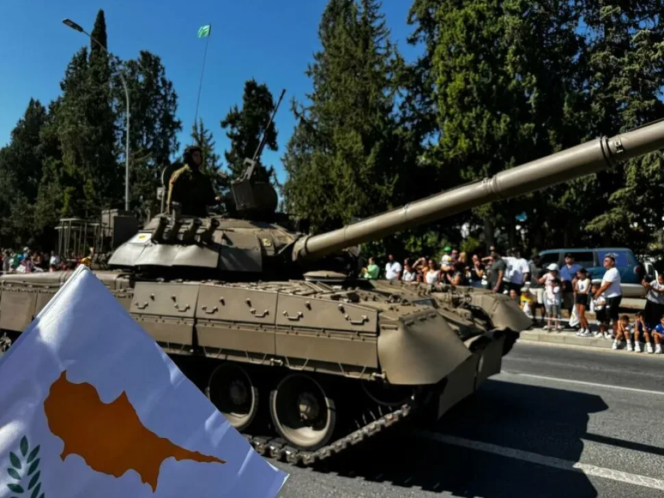 Зрители с детьми стоят вдоль дорог, наблюдая военный парад