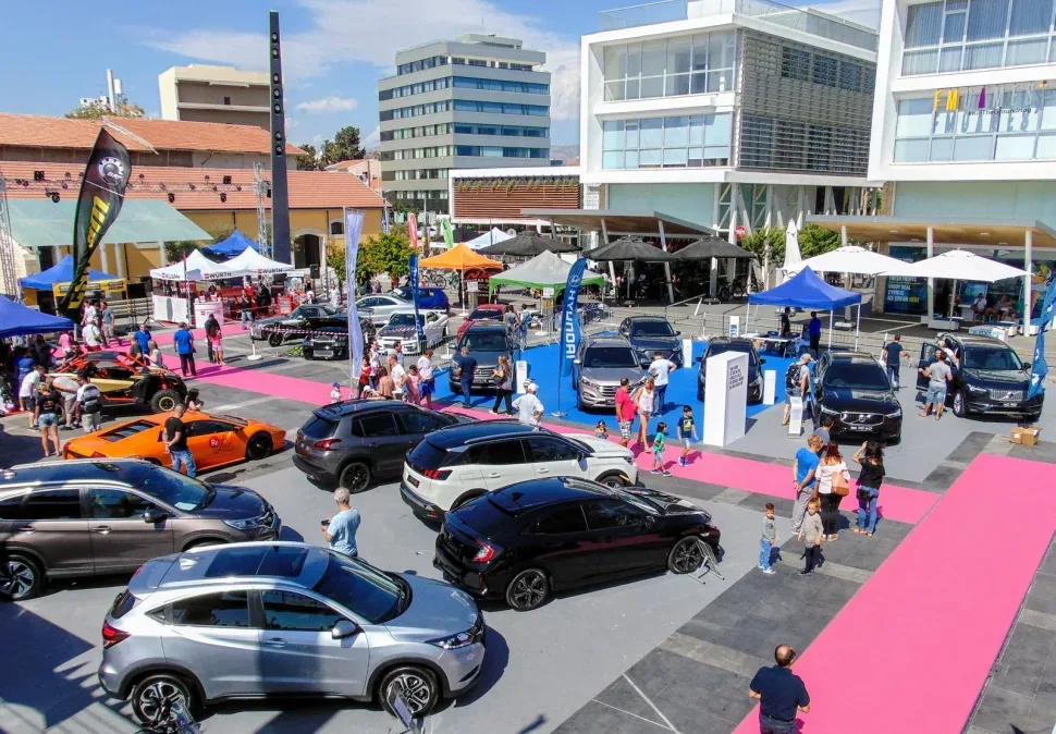 Выставочная площадка Limassol Motor Show в марине с автомобилями и посетителями Выставочная площадка Limassol Motor Show в марине с автомобилями и посетителями