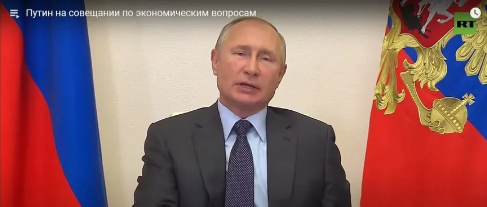 Кадр из видео: мужчина в деловом костюме на фоне флага и эмблемы Кадр из видео: мужчина в деловом костюме на фоне флага и эмблемы