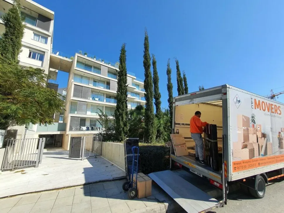 Грузовик TPC MOVERS у жилого комплекса во время загрузки вещей