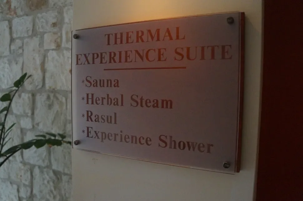 Табличка на входе в Thermal Experience Suite со списком процедур