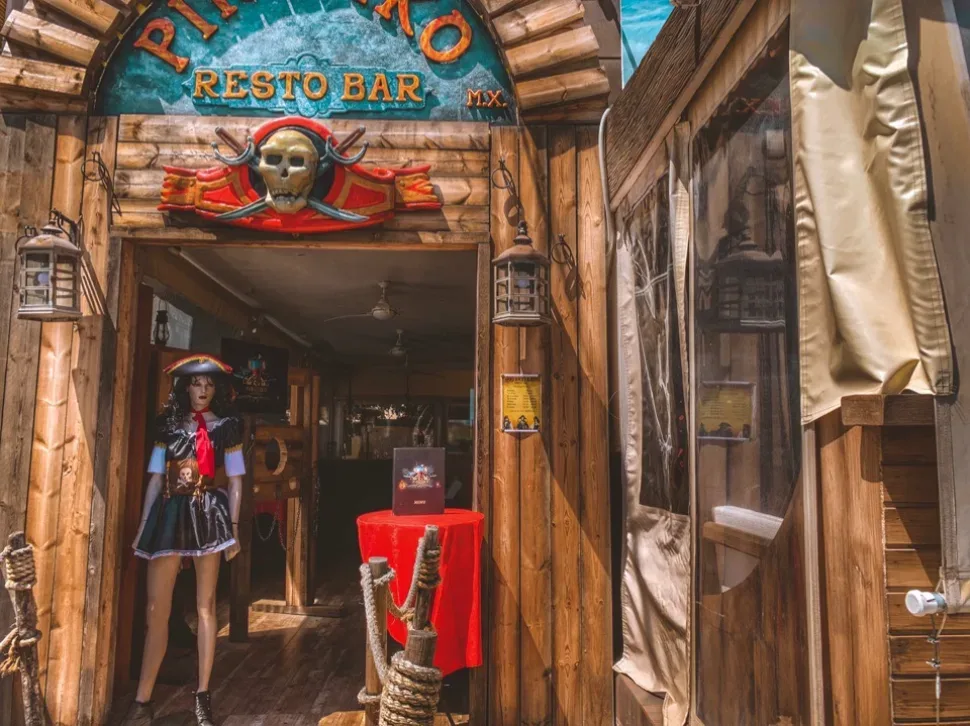 Вход в ресторан Piratiko Resto Bar на проспекте Макариуса с пиратским оформлением