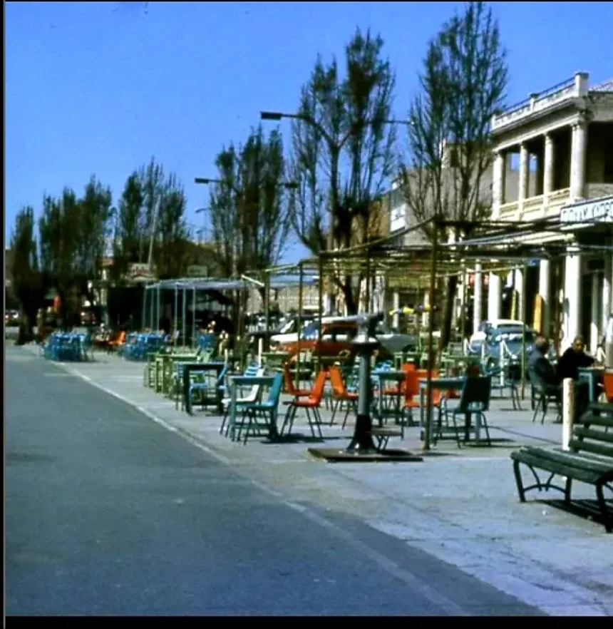 Променад с летними столиками на старом пирсе, 1970 год