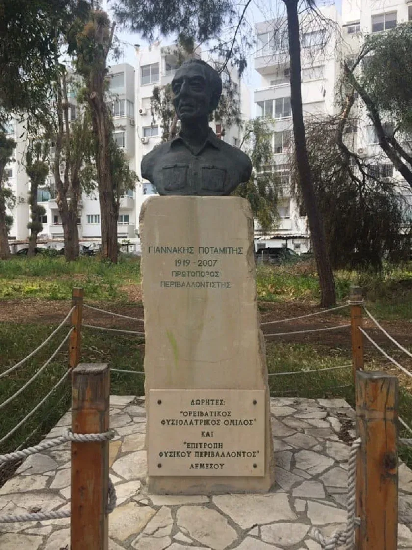 Бюст Яннакиса Потамитиса в сквере Дасуди на постаменте
