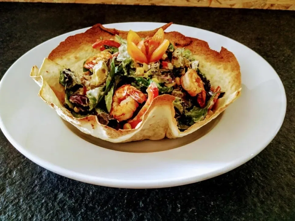 Салат подан в хрустящей корзиночке из кукурузного теста в Delizie