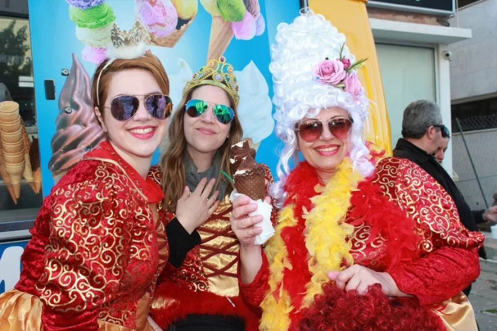 Команда в жёлтых костюмах с чёрными пятнами шагает вперёд