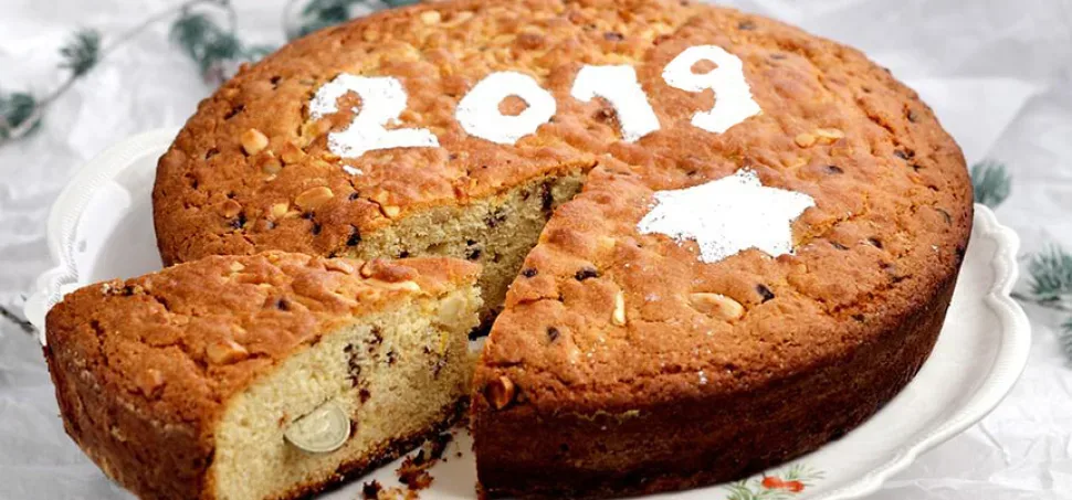 Василопита — праздничный пирог с заметной монеткой внутри и надписью 2019