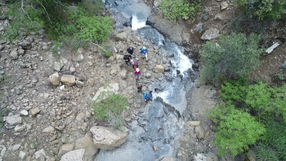 Туристы у скрытого водопада в долине реки Каркотис