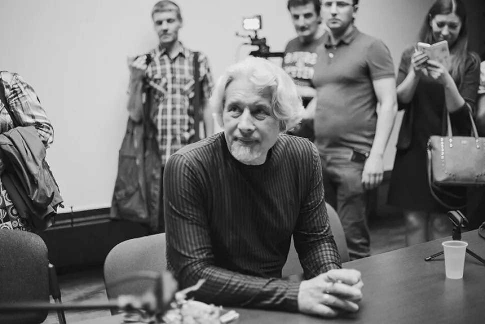 Владимир Сорокин за столом на встрече с читателями в зале