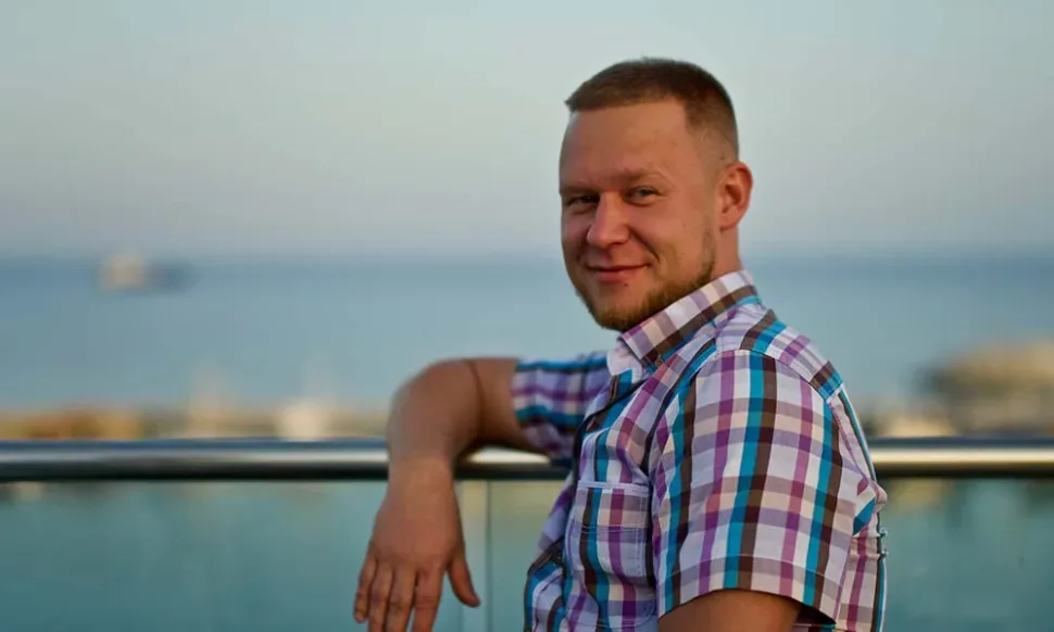 Мастер чайной церемонии выбирает чашку на деревянном столе