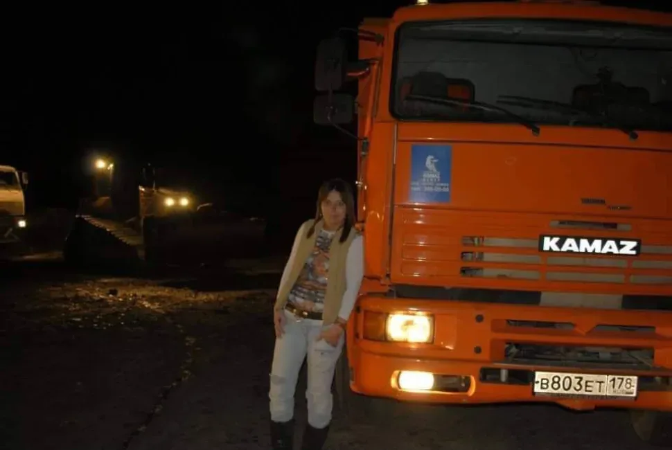Светлана на фоне оранжевого грузовика Kamaz в ночи Светлана на фоне оранжевого грузовика Kamaz в ночи
