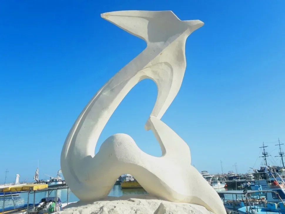 Памятник «Небо» в виде белой птицы на набережной