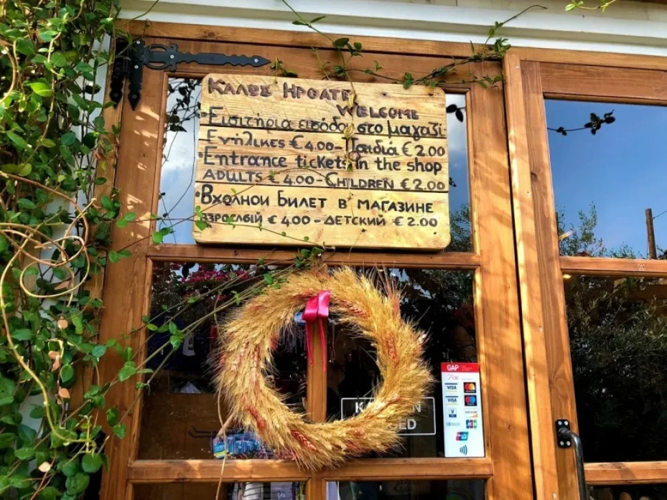Входная арка с надписью Golden Donkeys Farm украшена бугенвиллией Входная арка с надписью Golden Donkeys Farm украшена бугенвиллией