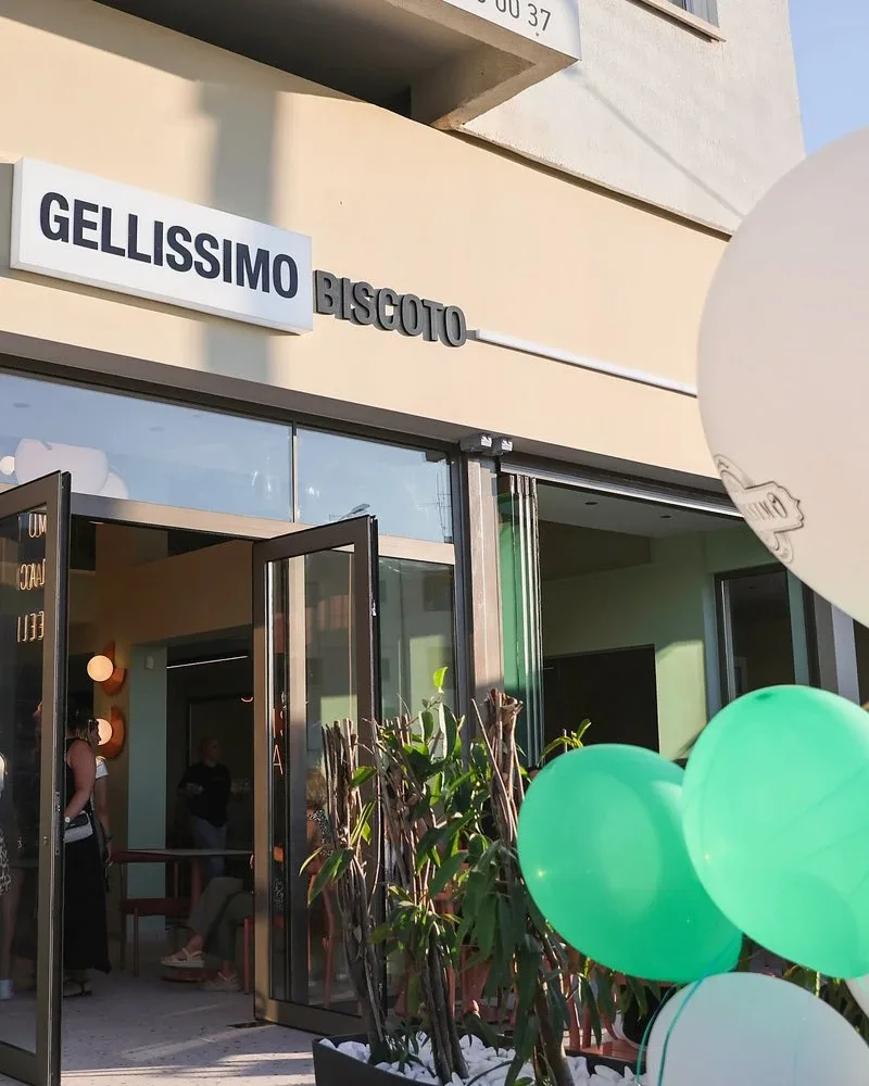 Фасад и вывеска магазина Gellissimo Biscoto в день открытия с шарами