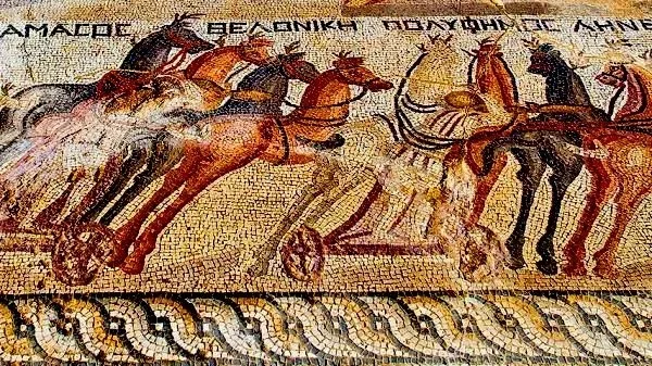 Руническая мозаика с колесницами и бегущими лошадями Руническая мозаика с колесницами и бегущими лошадями