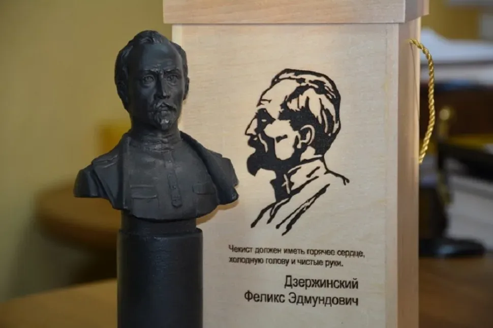 Миниатюрный бюст и деревянная коробка с изображением и подписью «Дзержинский Феликс Эдмундович
