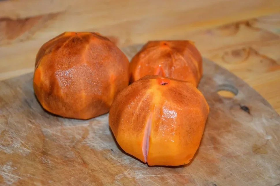 Тарелка с запечённой курицей, перцем и кусочками грейпфрута