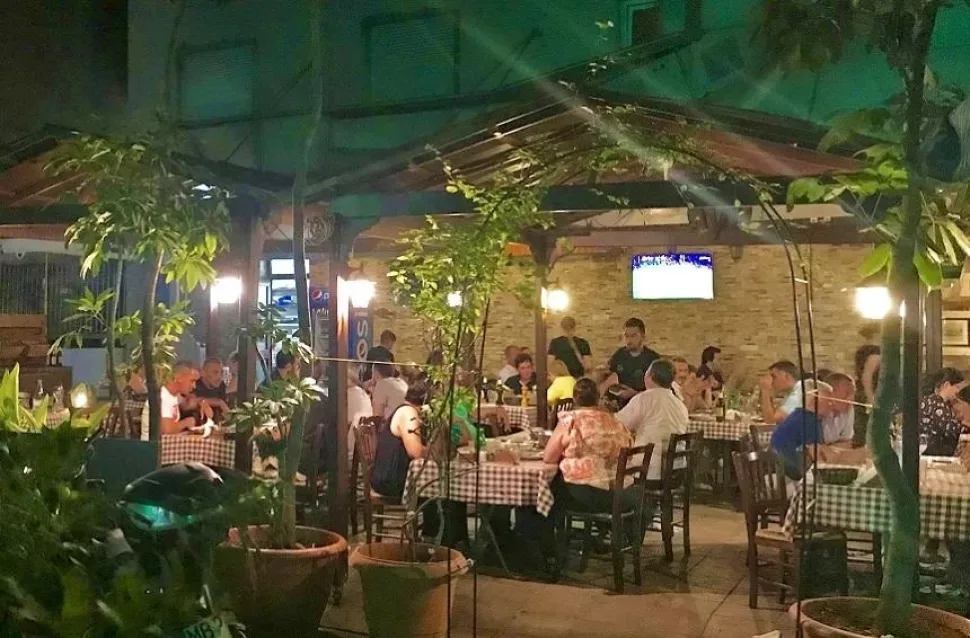 Элегантный современный зал ресторана Monderno Kafeneio