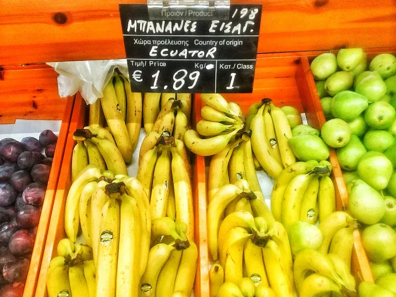 Стеллаж с бананами и ценой €1,89 страна происхождения Ecuador