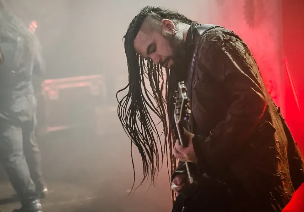 Гитарист Septicflesh во время соло на сцене с длинными дредами