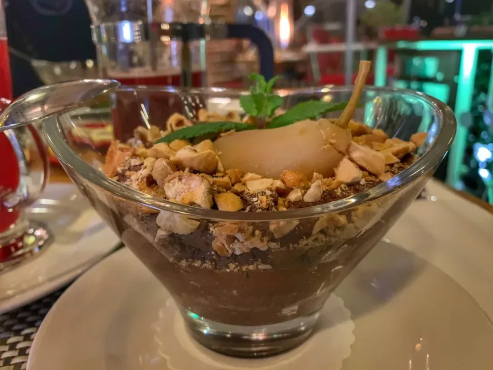 Специальный шоколадный мусс с грушей и ореховой посыпкой