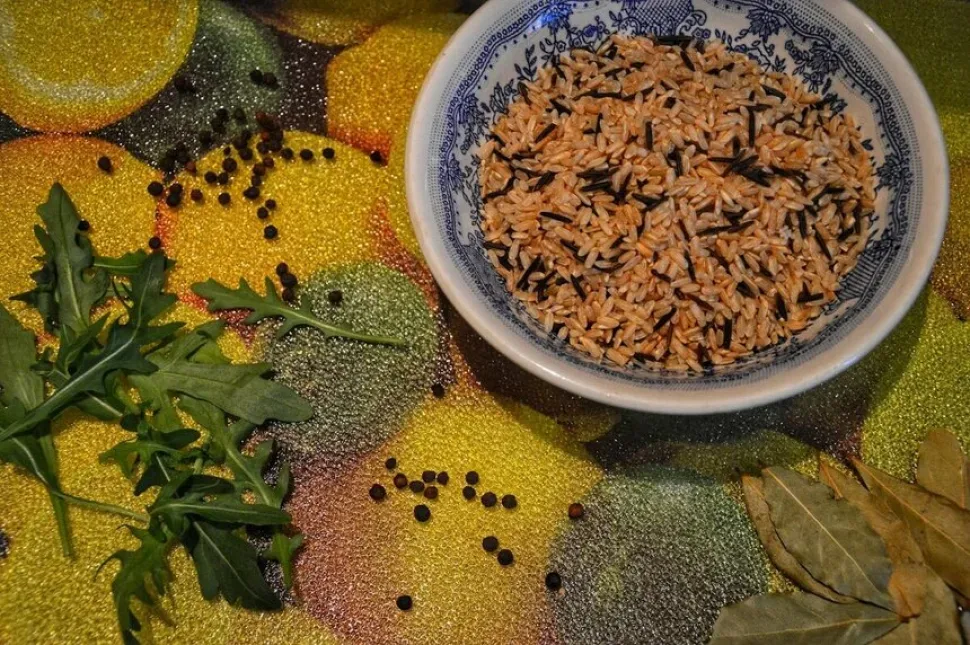 Крупный план боула с луком, руколой, рисом и лососем