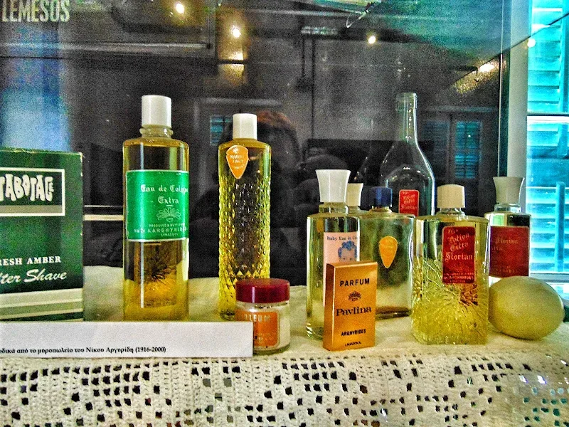Аккордеон и саксофон как экспонаты музыкальной коллекции музея Аккордеон и саксофон как экспонаты музыкальной коллекции музея
