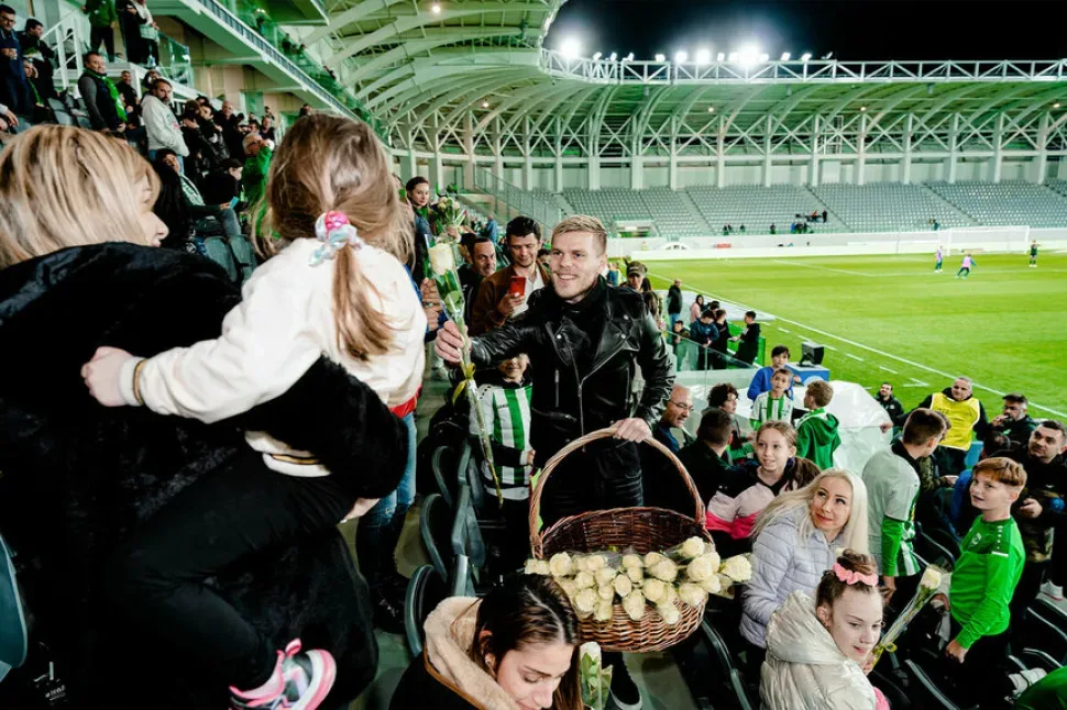 Раздача цветов болельщикам на трибуне Alphamega Stadium публика в клубных цветах