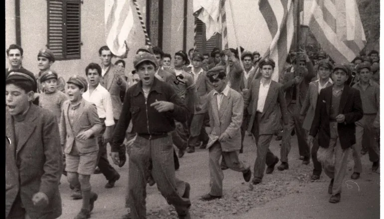 Школьная демонстрация в Ларнаке 1956 года ученики с флагами и транспарантами Школьная демонстрация в Ларнаке 1956 года ученики с флагами и транспарантами