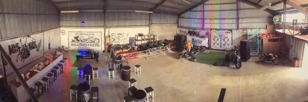 Панорамный вид внутреннего пространства Клаб Хауса Wild Brothers MCC