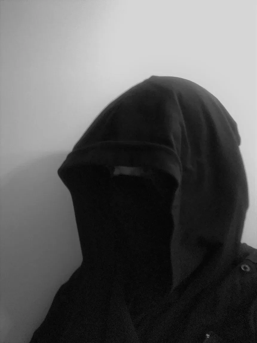 Анонимный силуэт в капюшоне как иллюстрация рассказа читательницы о болезни